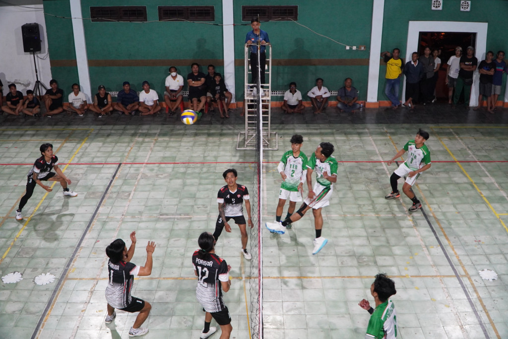 Dipenuhi Penonton, Pertandingan Bola Voli Porkuda Kwanji Vs Putra TEB Pegending